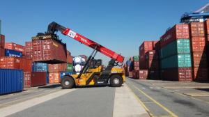 China Heavy Duty Reach Stacker Forklift 45 Ton 15100mm Lift Height Red Color wholesale