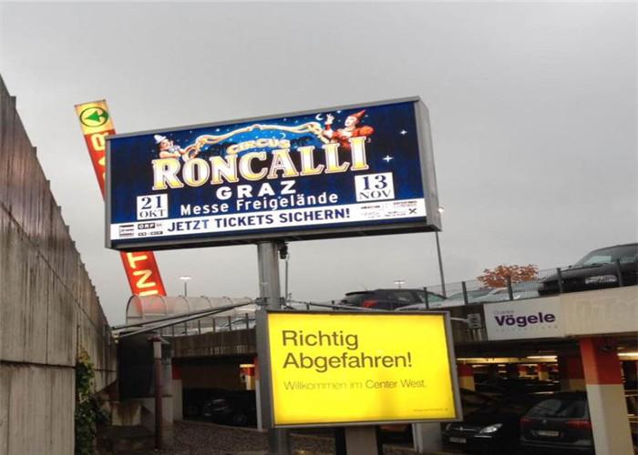 P8mm Outdoor LED Advertising Screen 7000mcd brightness Support Multiplied File Formats