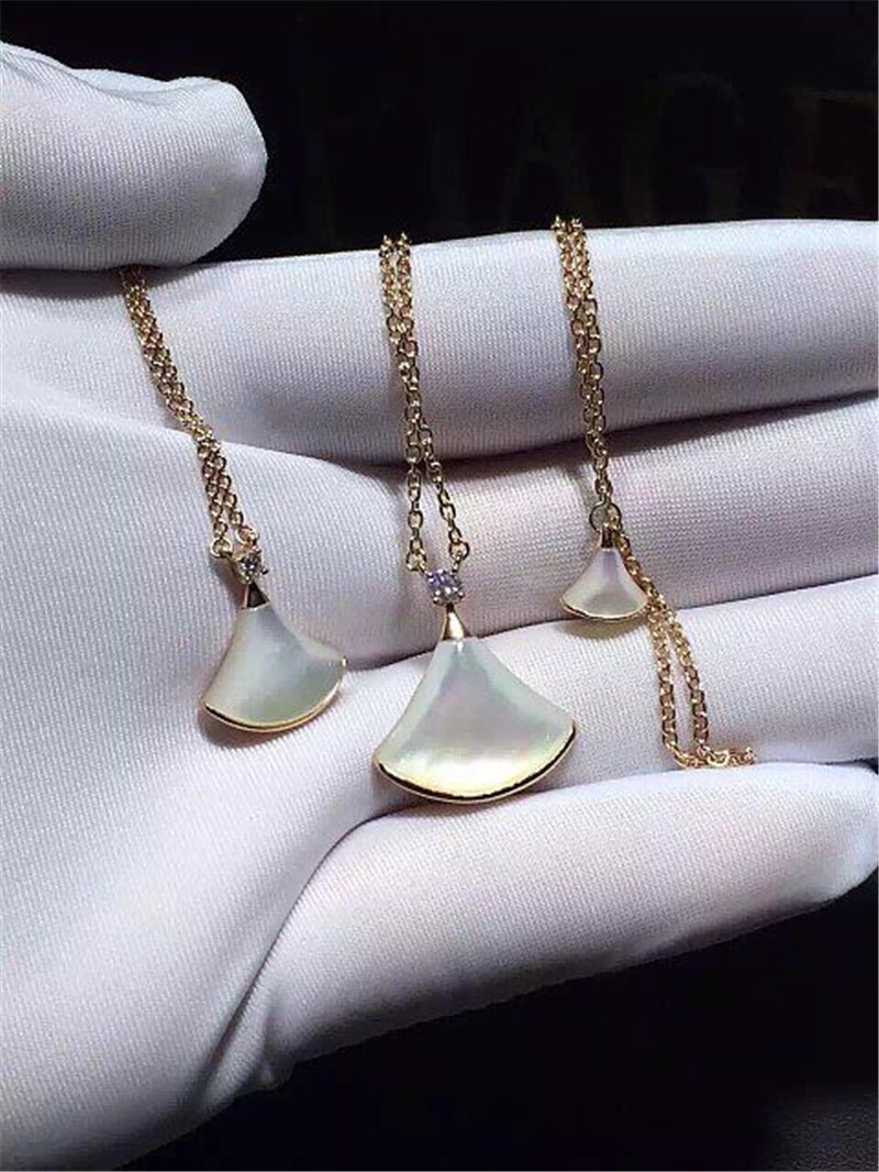 Luxury jewel, medium, small. Necklace 18k gold white gold yellow gold rose gold Mosaic pearl female and diamond necklace