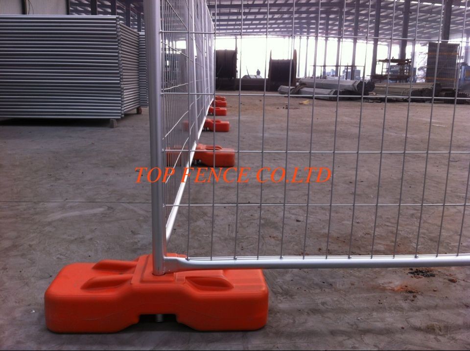 Temp Fence Panesl With HDPE blow mold base filled water panel size 2.1m*2.4m Corrosion Resistant HDG zinc coated