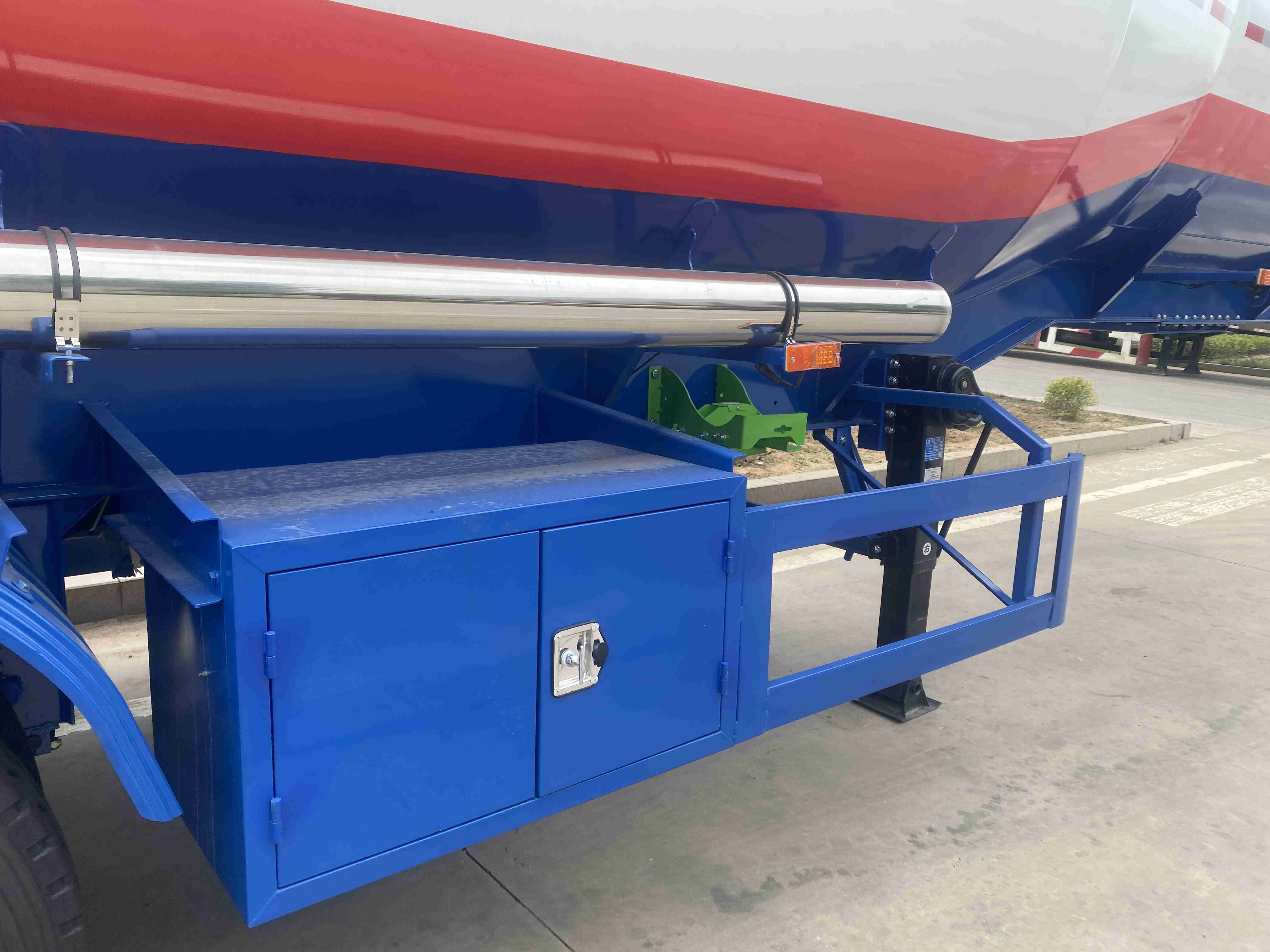 Truck Trailer Solution CIMC Three-Axis Oil Tanker Truck for Safe Transport 30000 kg