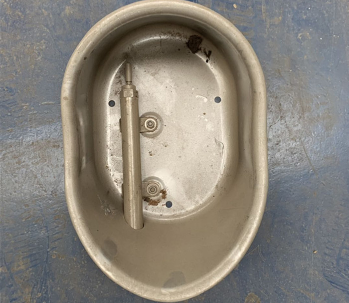 Metal Hog Raising Equipment Pig Water Bowl With Nipple Drinker 26.9*15.8*12.7 Cm