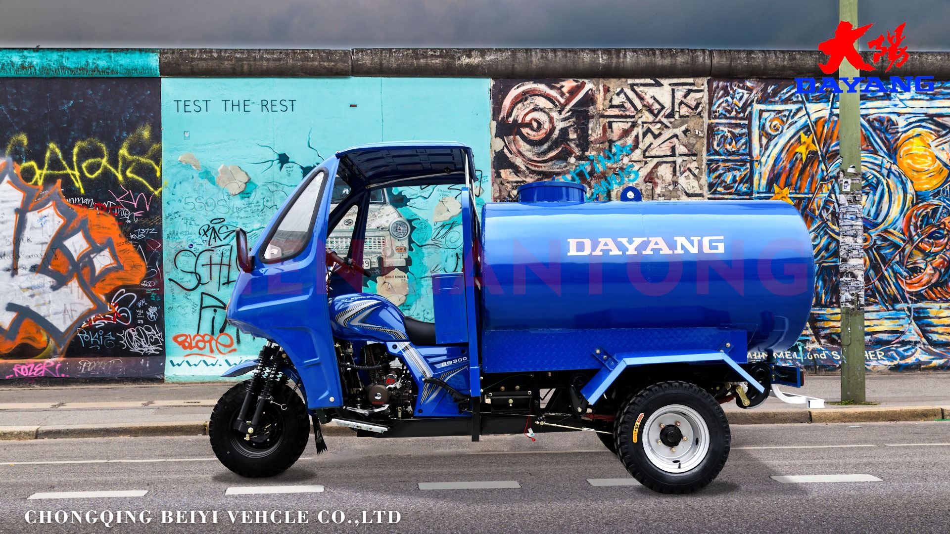 Fuel- 200CC/250CC/300CC Semi Cabin Water Tricycle Bike with 3 Big Wheels and Water Tank