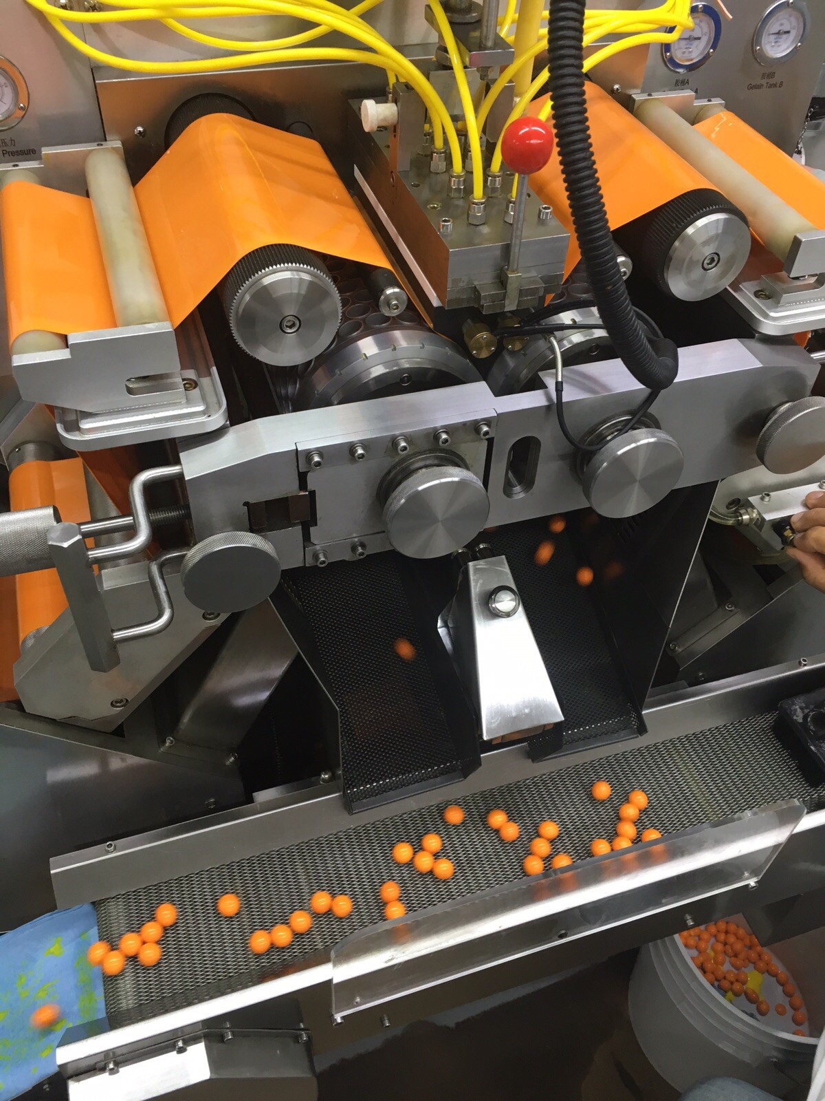 Roll Type Paintball Making Machine Soft Capsule Production Sus304 / 316l 2 Year Warranty