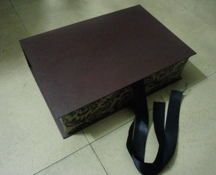 Special design flat packed rigid paper folding box with silk ribbon