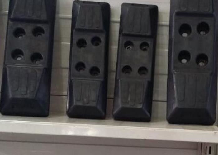 700mm Pitch Clip On Excavator Rubber Pads For Komatsu