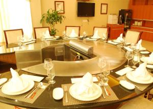 China 10 Seats GREENARK Teppanyaki Grill Cooktop For Rice Noodle Beef Mutton whatever you want wholesale