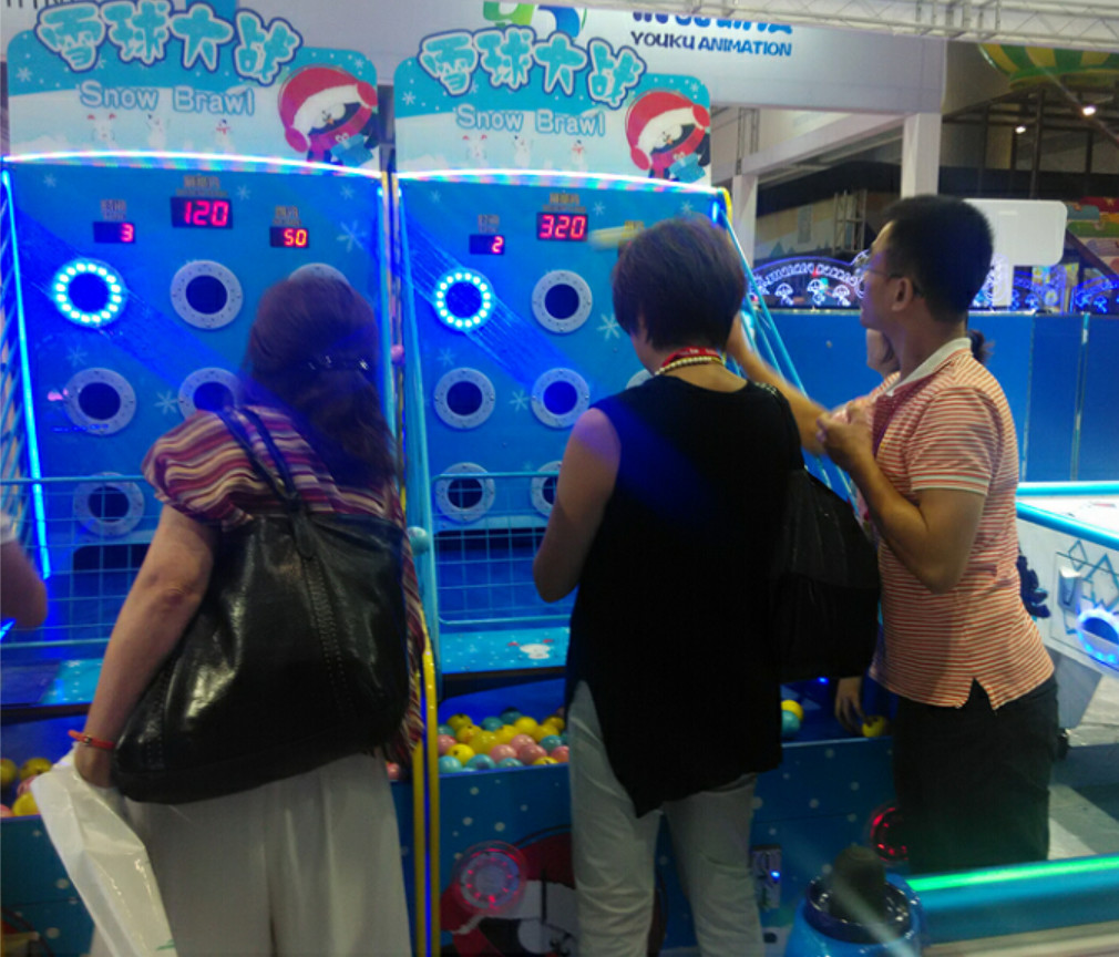 2 Players Redemption Arcade Machines , Snow Brawl Soccer Shooting Ball Game Machine Coin Operated