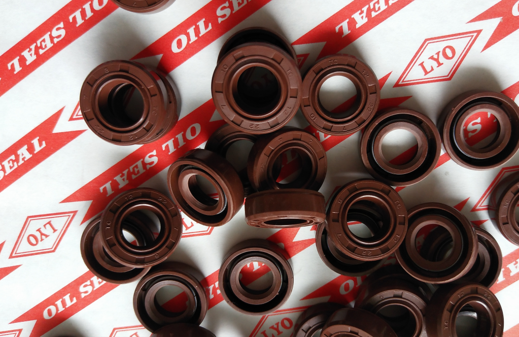 TC framework oil seal,model 12*22*7,NBR material,color is generally biack and brown.