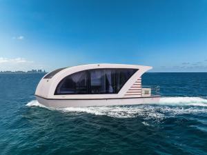 China Aluminum Luxury Floating House Boat 8m Length For Sightseeing wholesale