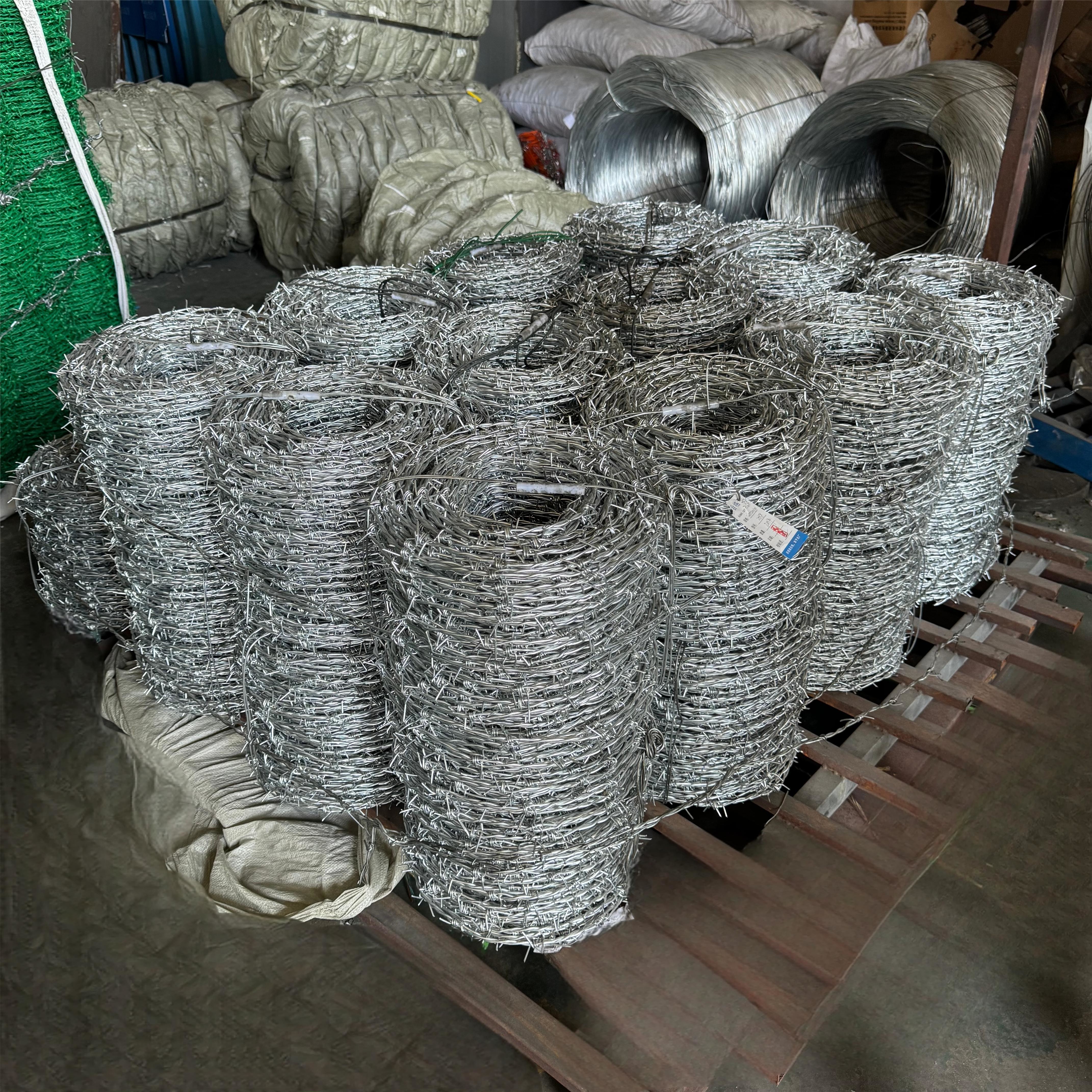 school enclosure special barbed wire wire mesh barbed wire price per roll cheap barbed wire spool of galvanized barbed wire for fencing Per Set