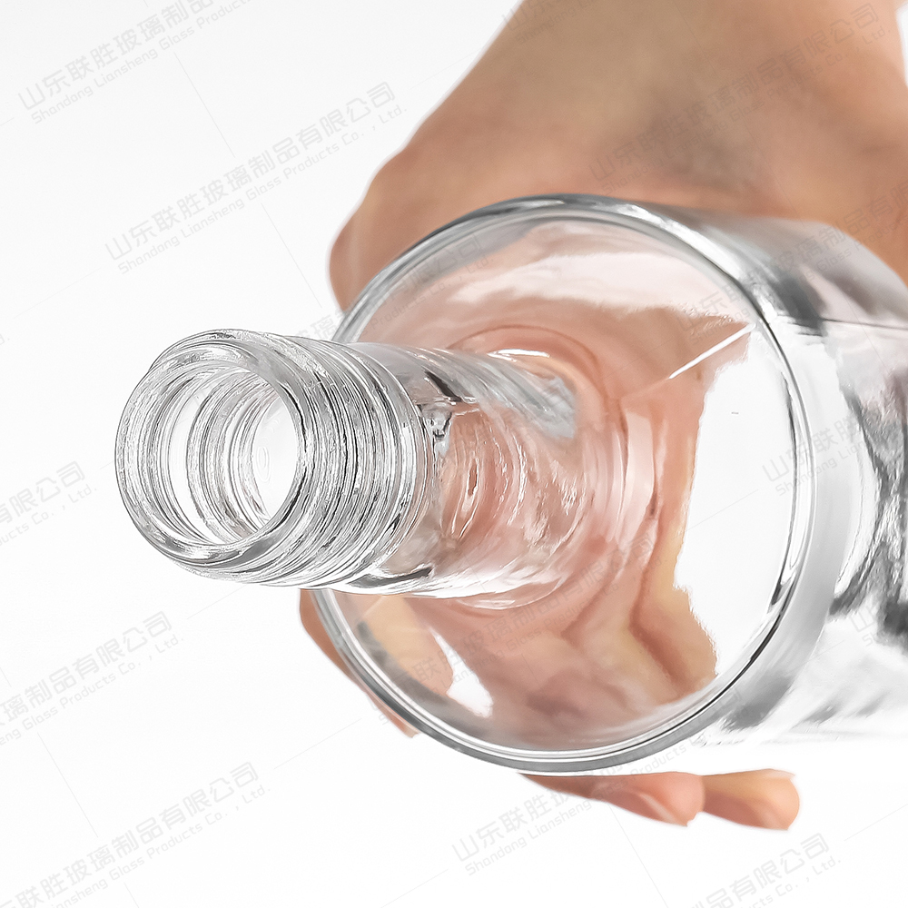 250ml OEM/ODM Acceptable Fancy Glass Bottle Vodka Tequila with Unique Aluminium Gold Cap