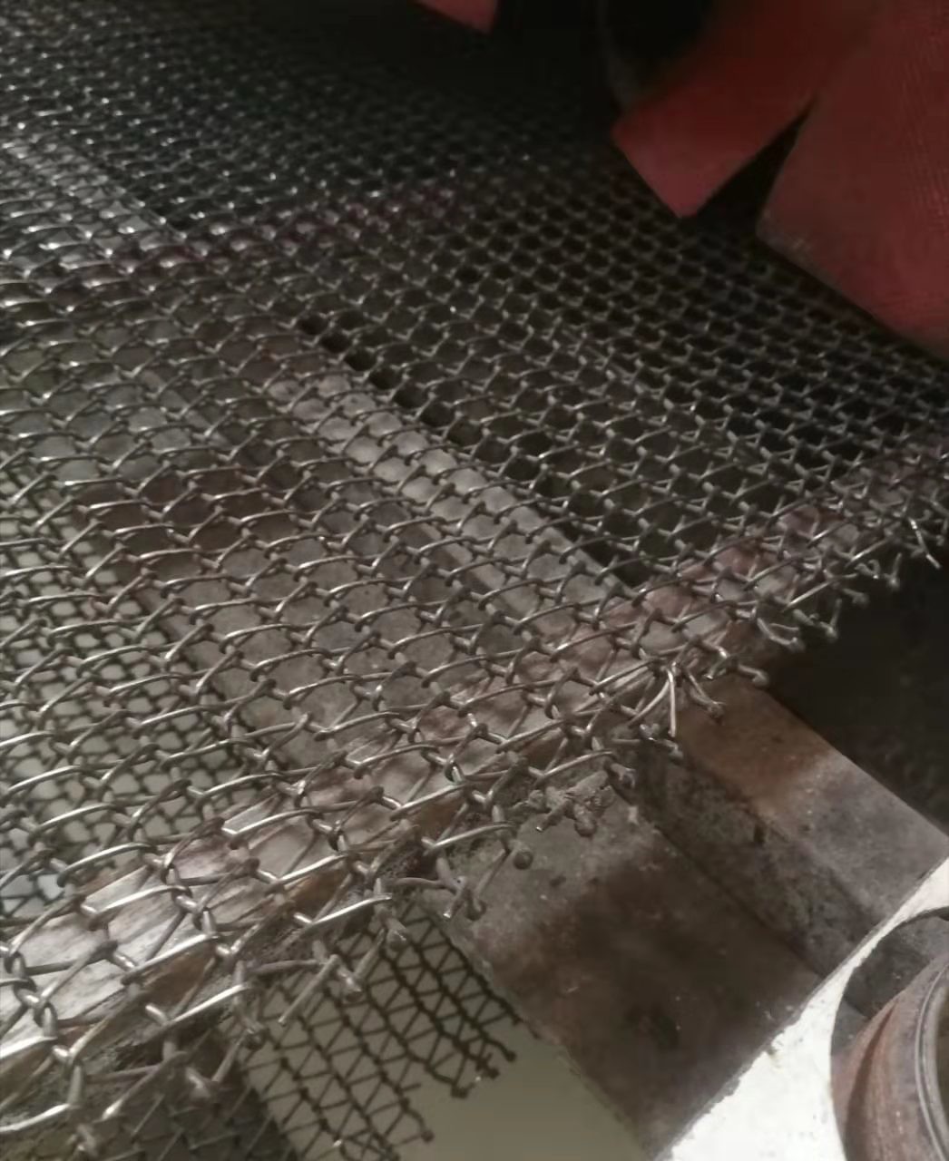 Flat Belt Surface Conveyor Wire Mesh Belt For Glazing Ceramics Transport