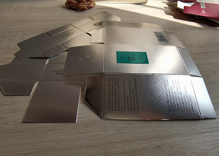 Factory supplying customized silver paper cosmetics essence packaging boxes