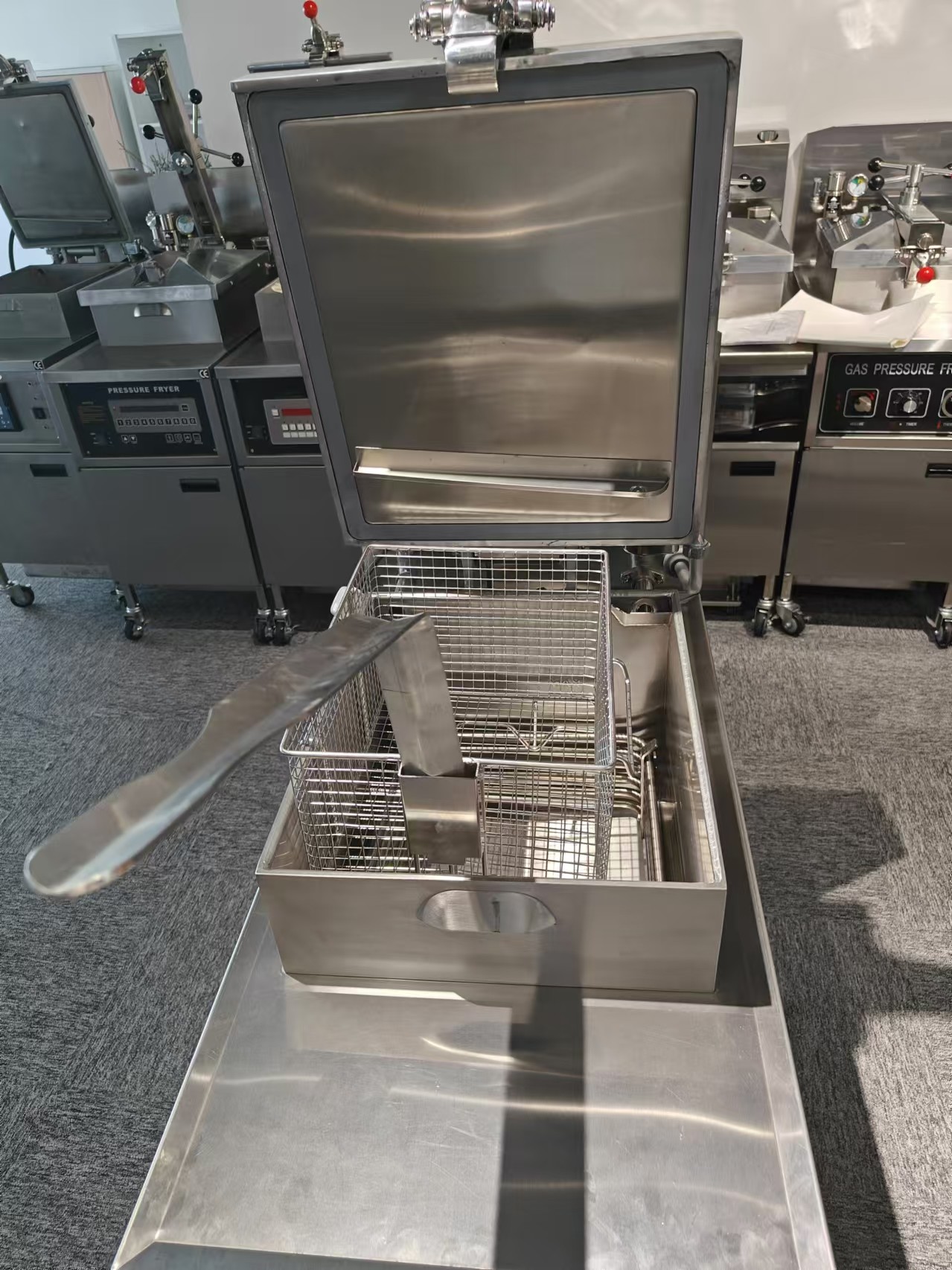 Smart Touch Panel Electric Vertical Chicken Broaster Pressure Fryer With Filtration