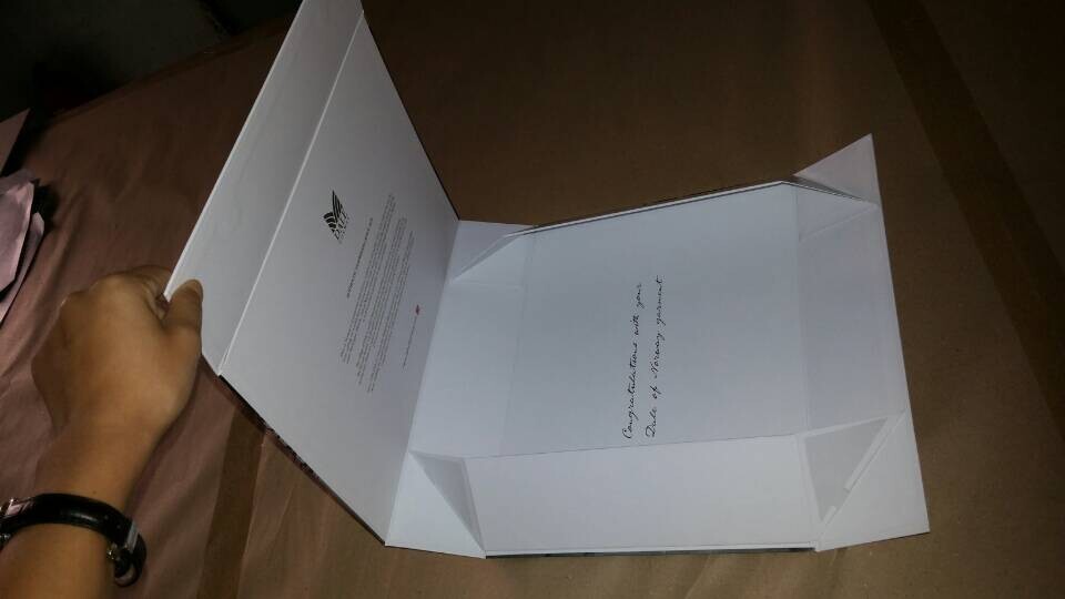 Wholesale customized cardboard magnet gift packing flat folding box with silk ribbon
