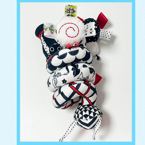 0 to 24 Months Baby Crib Stroller Wind Chime with Plush Bb Pendant in Black and White