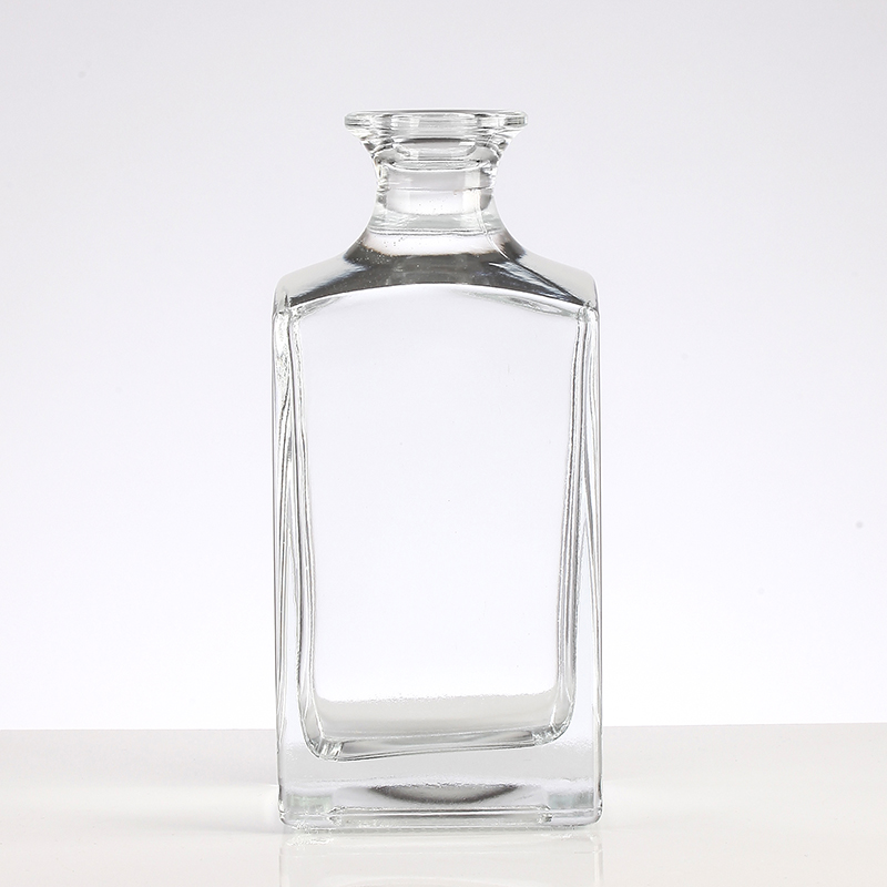 Large Capacity Square Wine Bottle Made of Glass with Customized Logo and Transparent Design