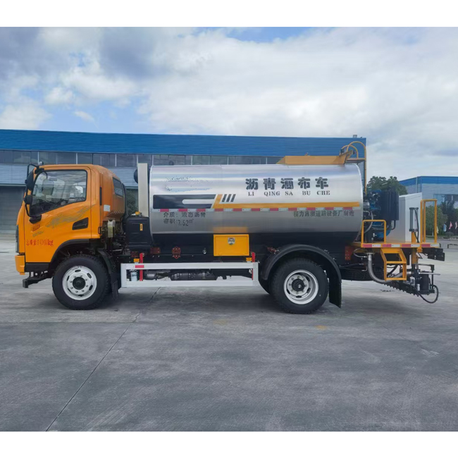 Factory Direct Supply Xiaolong 8 m³ Truck Asphalt Sprinkler Truck Mud Sprinkler Truck