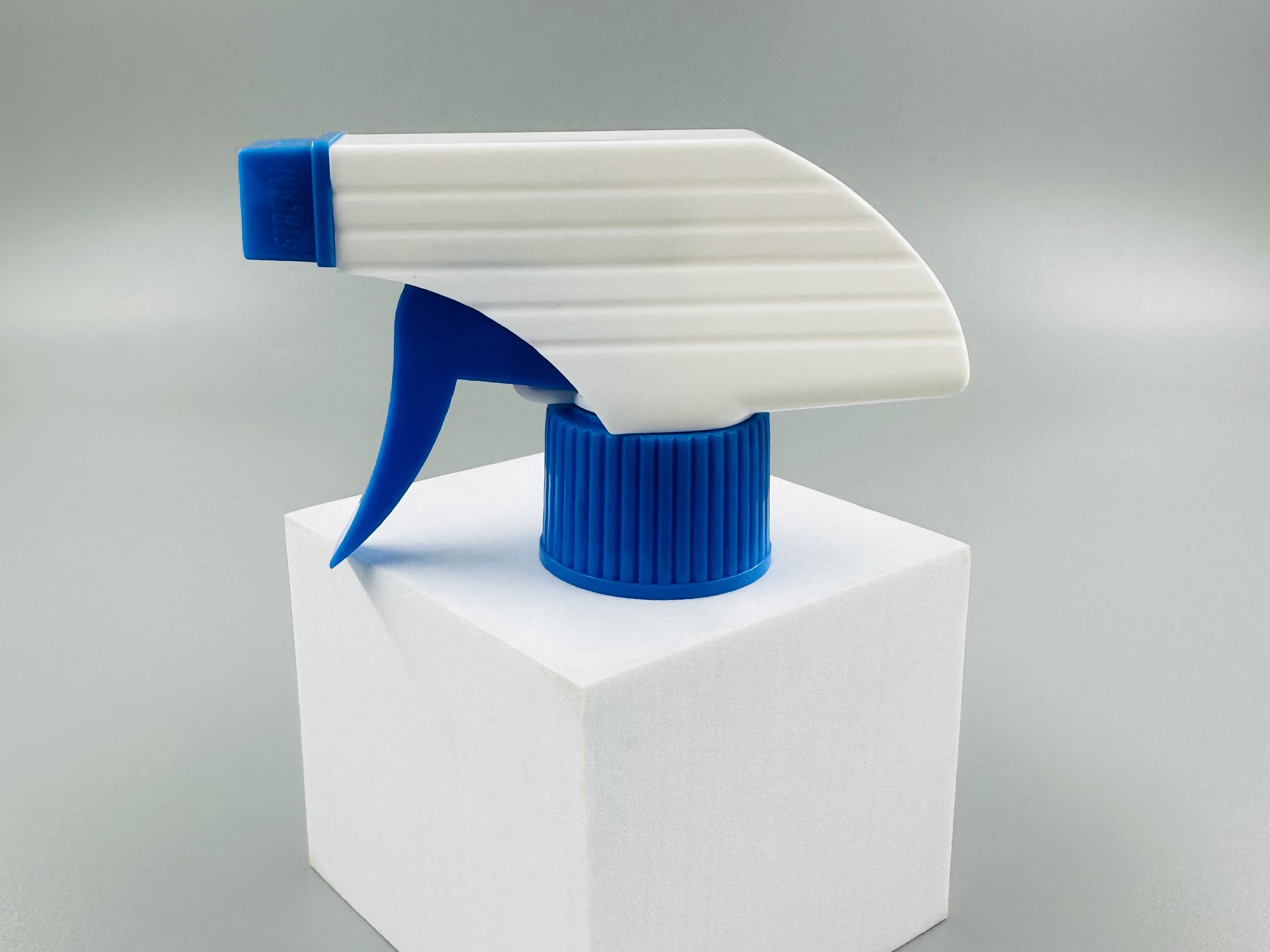 Customized Colorful Plastic Trigger Sprayer for Household Cleaning in Blue White Red