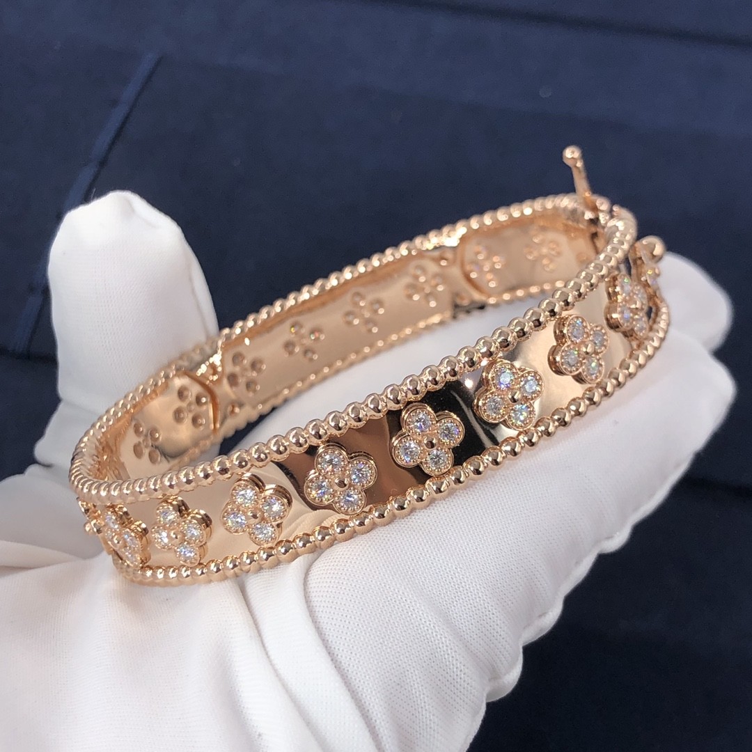 Customization Gorgeous 18k Gold Van Cleef & Arpels PerléE Clovers Bracelet Small Model