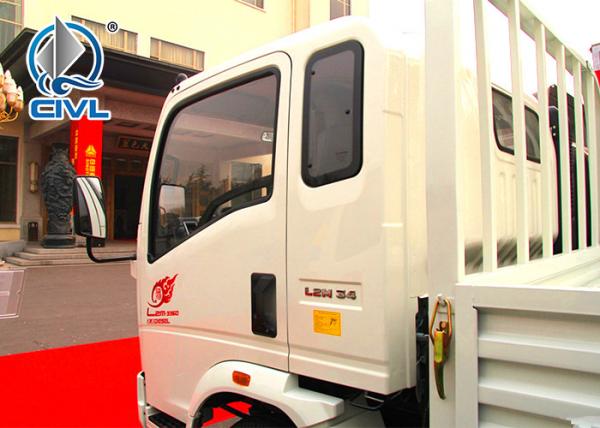 Sinotruk Howo 4X2 One Sleeper Light Duty Commercial Trucks / Mini Box Van Cargo Truck