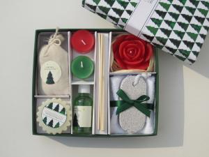 China Red &amp; Green Cinnamon chai fragrance scented tealight candle &amp; essential oil packed into gift box wholesale