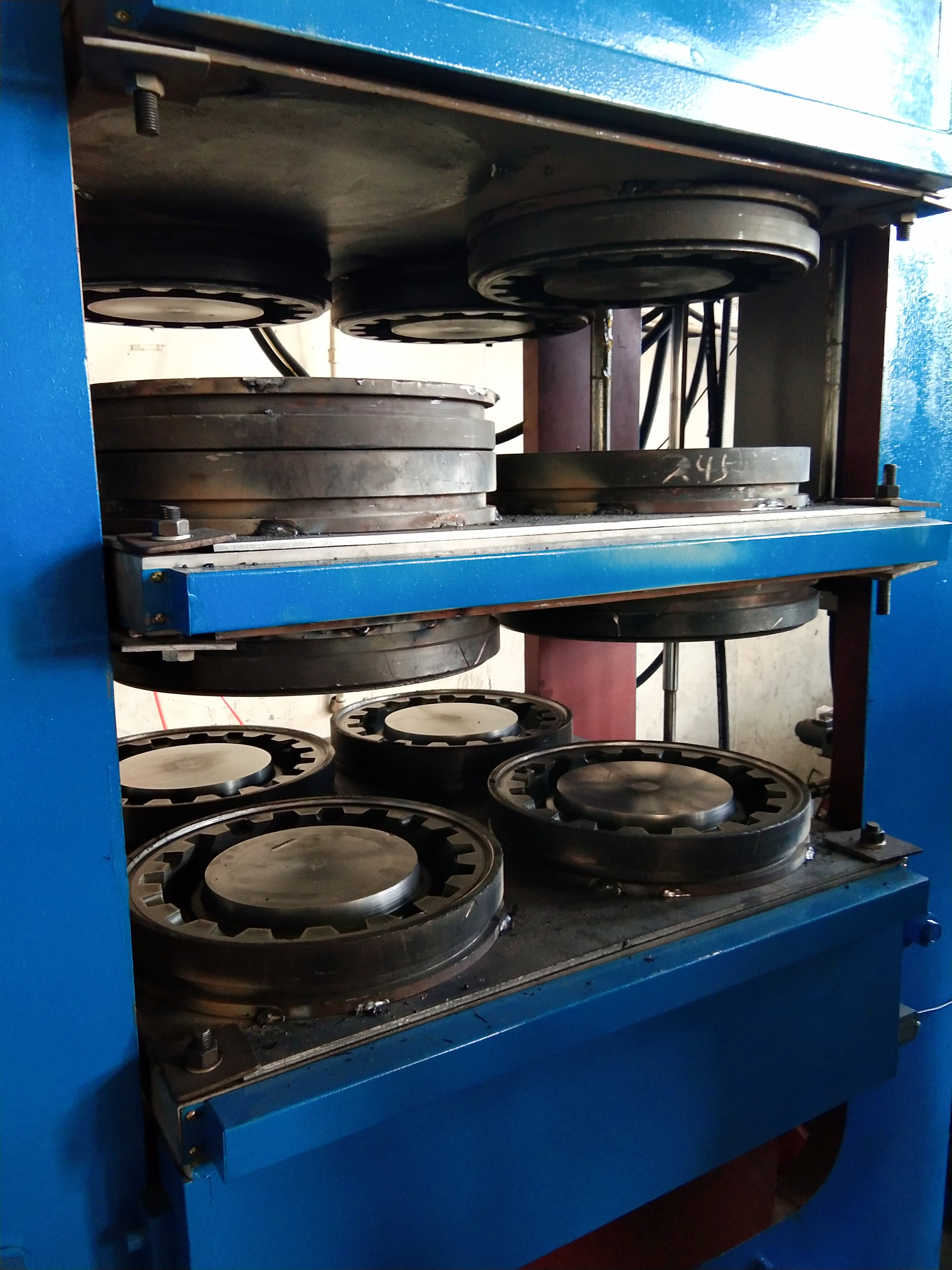 High Strength 4-Layer Rubber Solid Tire Curing Machine, Stable Pressure And Steam Heating