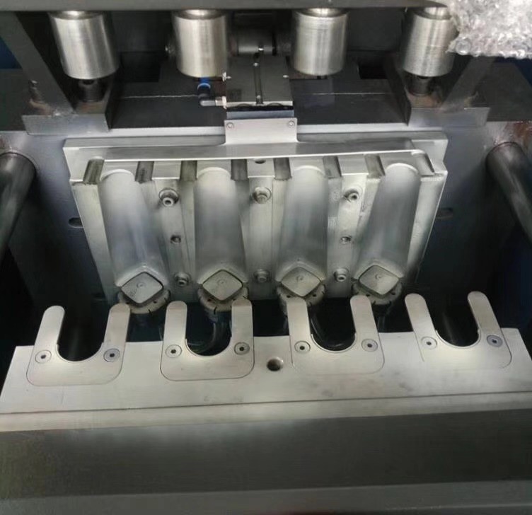 4 Cavity PET Bottle Extrusion Blow Molding Machine Semi Automatic 1800BPH
