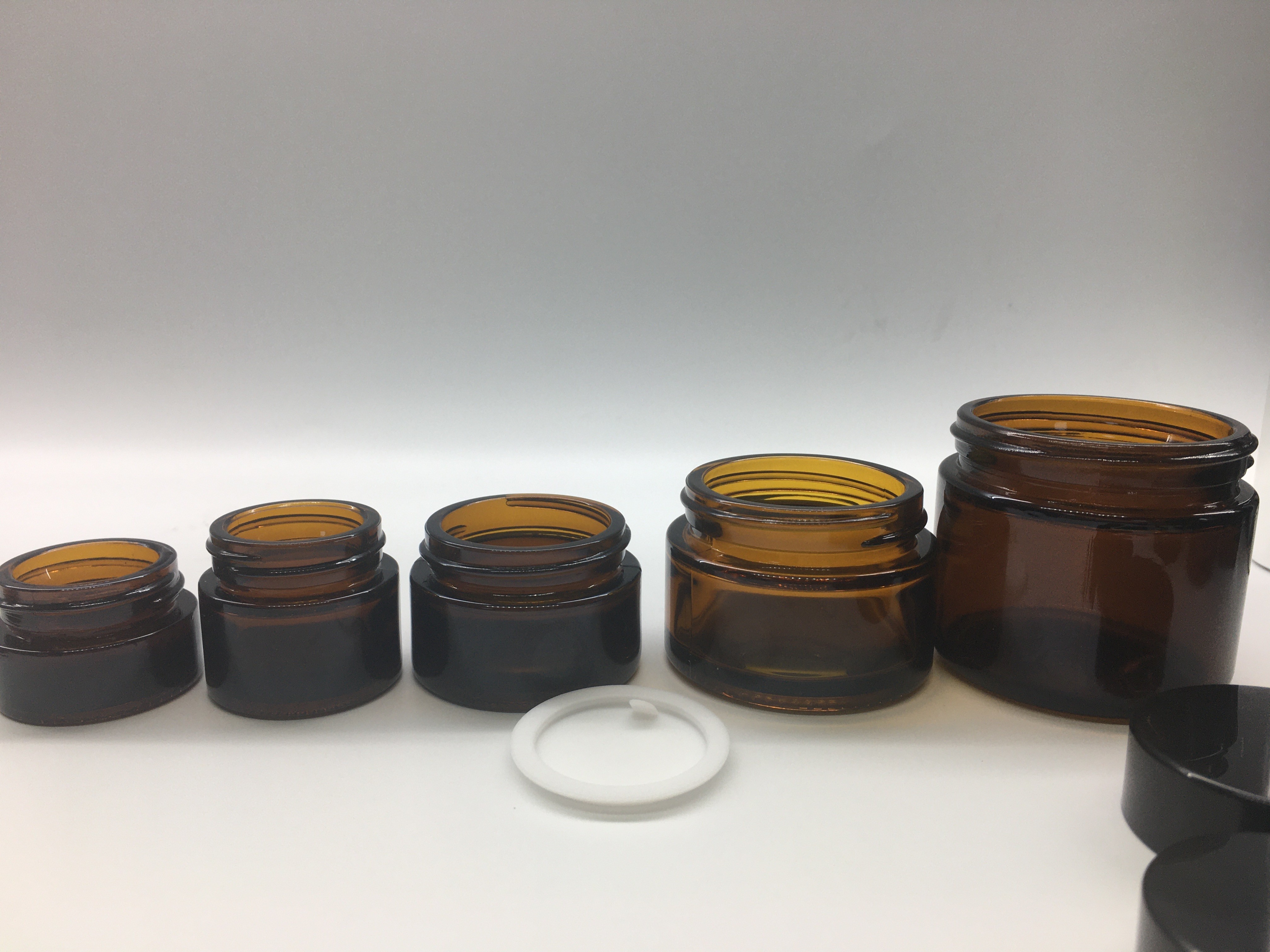 Frosted Amber Glass Cosmetic Jars 5g 10g 120g Straight Round Shape Plastic Cap