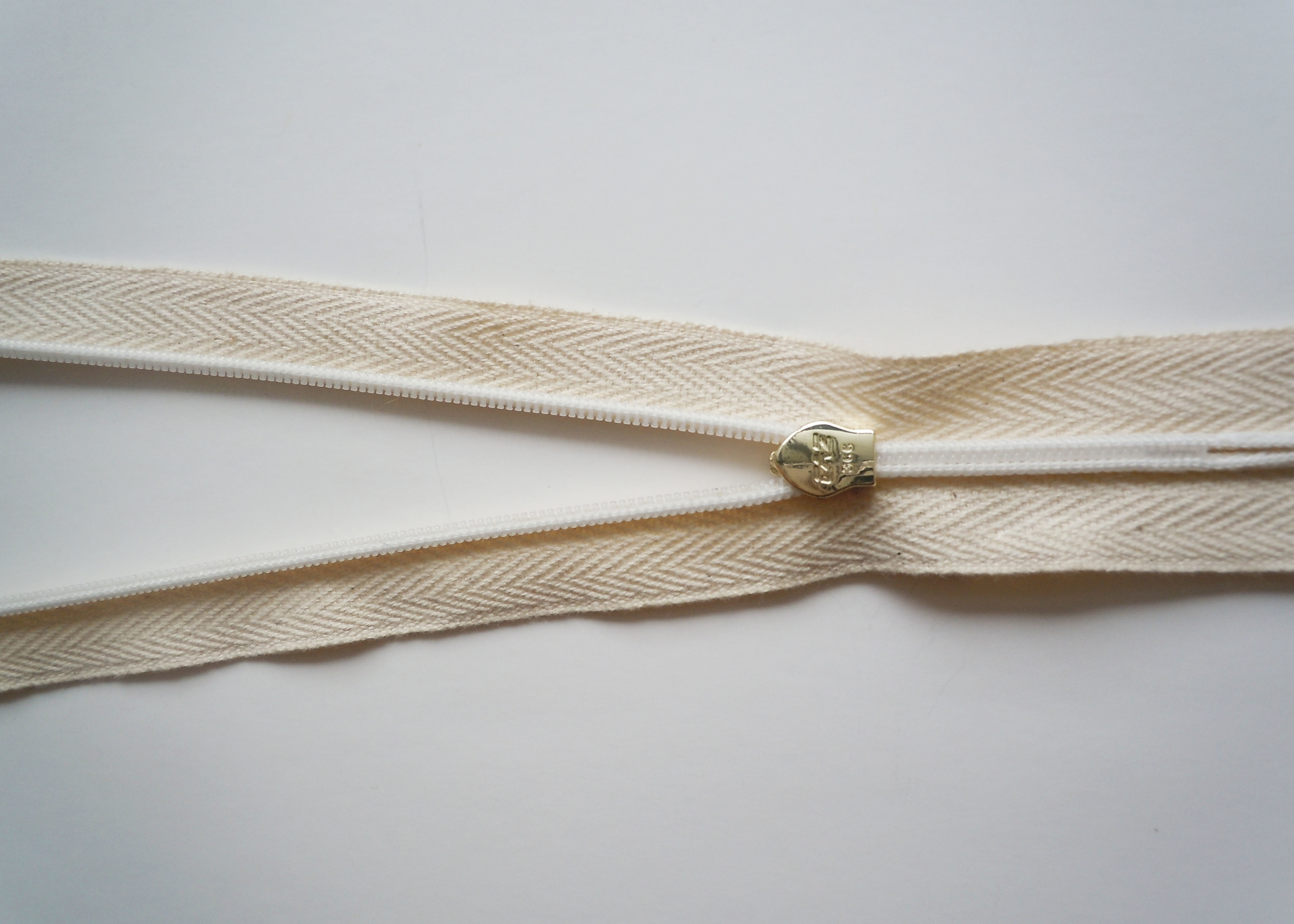 Golden Metal Pull Custom Invisible Separating Zipper , Fabric Background Metal Separating Zipper