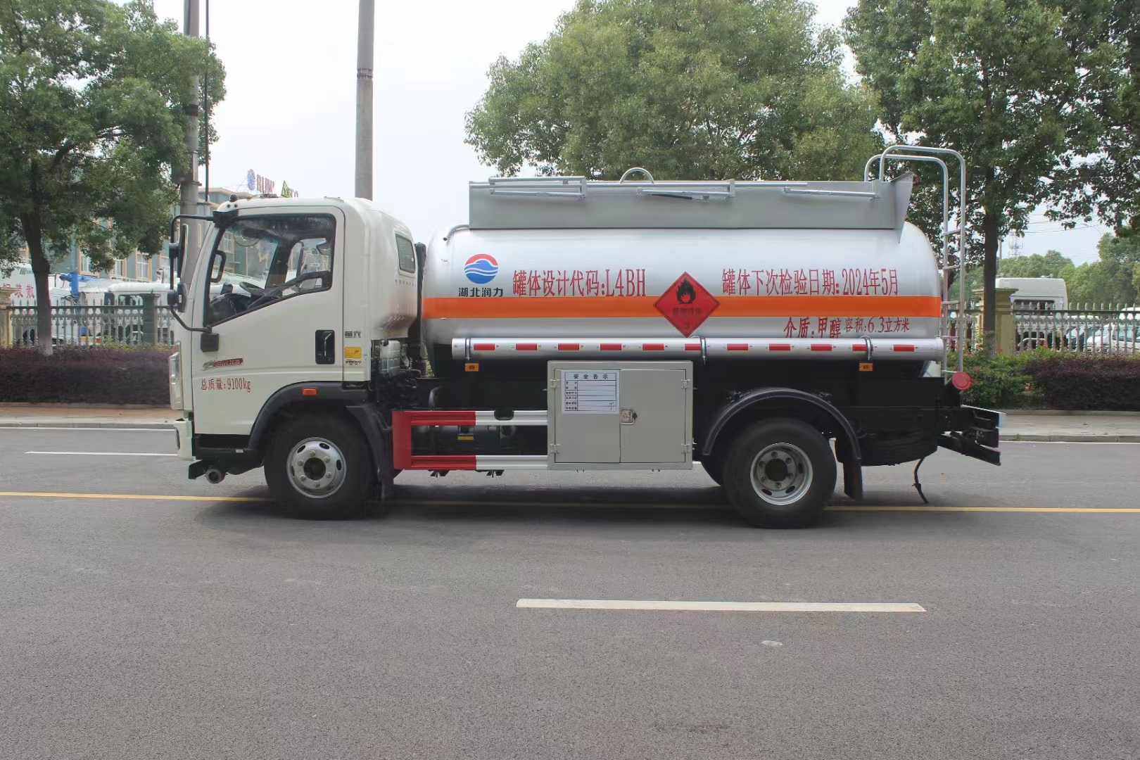 2024 New 4 4 * 2 LHD Fuel Bowser Tank Truck 4000 Liters 5000 Liters 6000 Liters Fuel Dispenser Truck With Fuel Dispenser Price