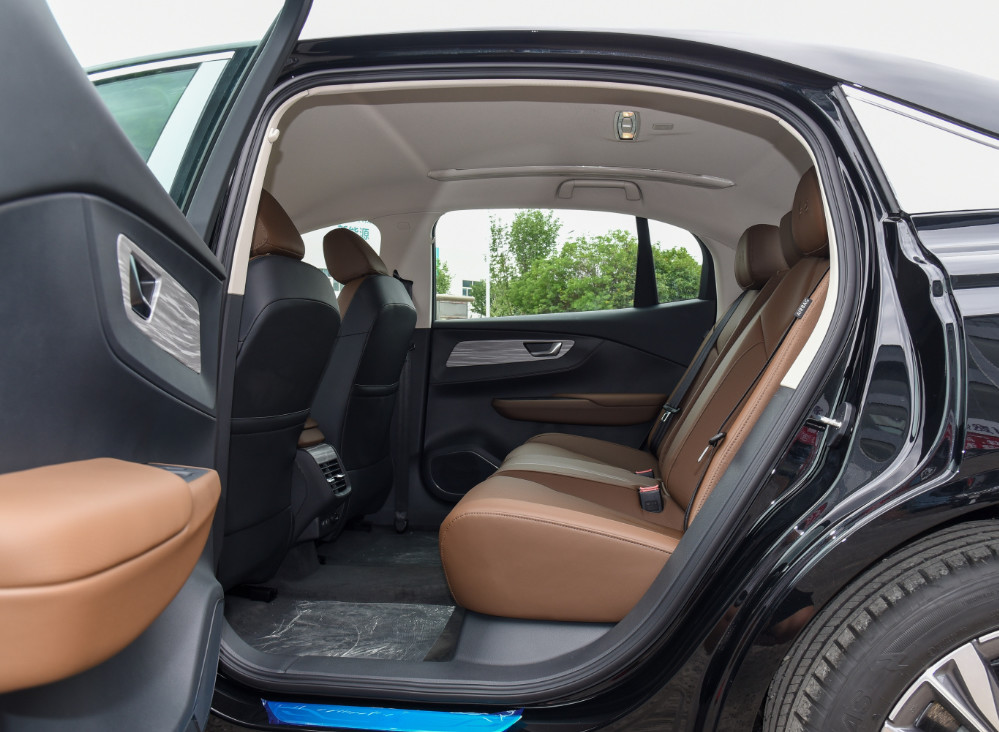 140Kw Hongqi EV Cars 5 Seat Sedan Small Size SUV Black