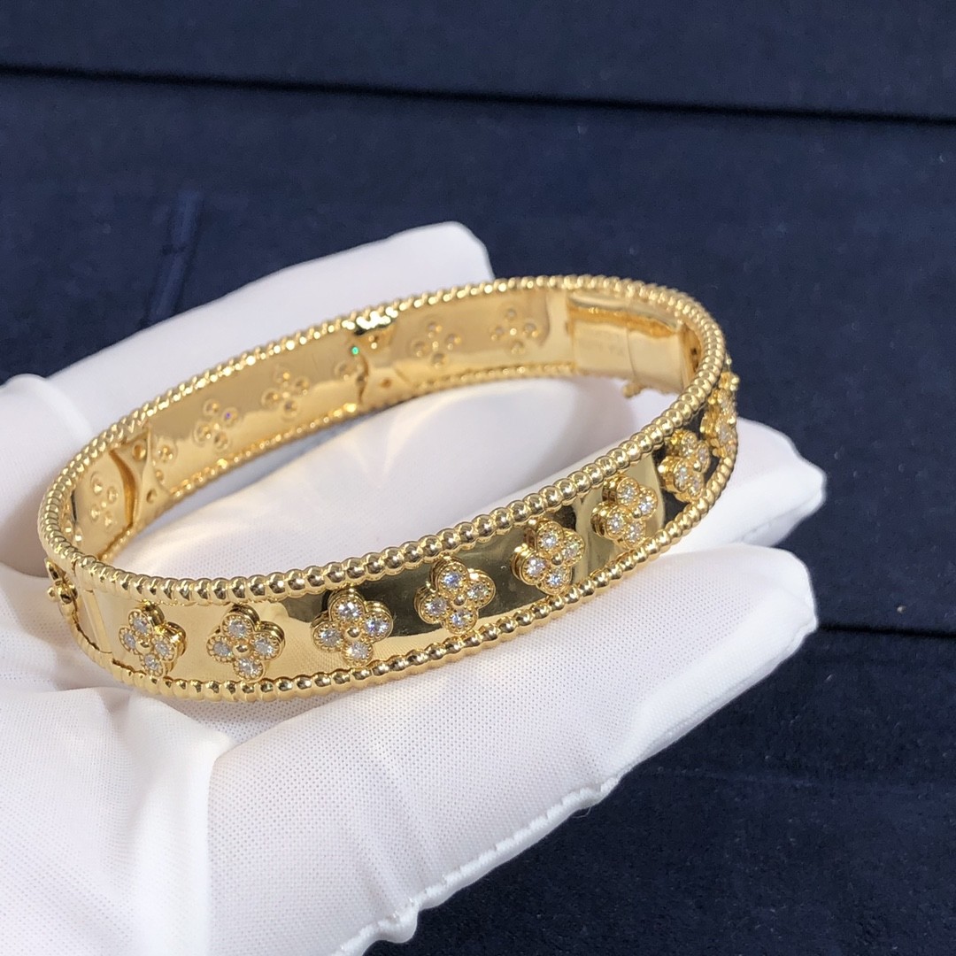Customization Gorgeous 18k Gold Van Cleef & Arpels PerléE Clovers Bracelet Small Model
