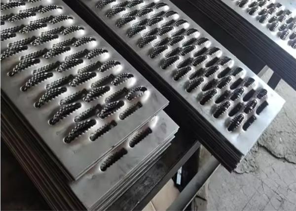 Customizable Slip Resistant Steel Plate Silver Channel Height 20-80mm Anti Slip