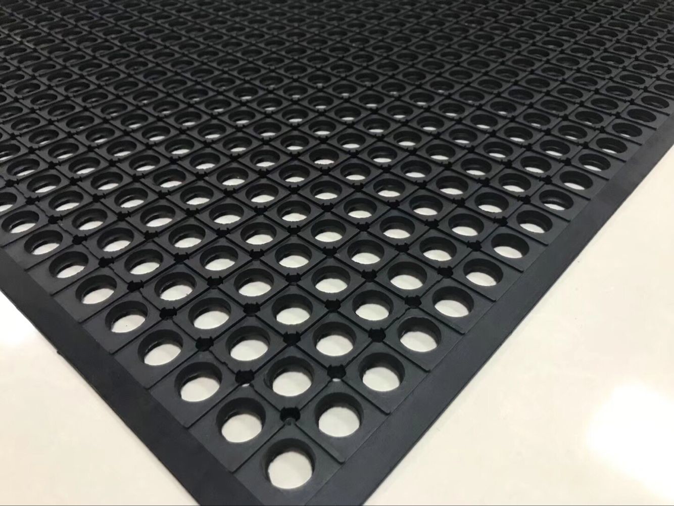 Rubber floor mat Hotel kitchen rubber floor mat Round hole rubber floor mat