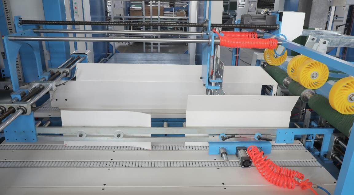 Auto Cartoon Box Flute Paper Laminating Machine With Flip Flop Stacker For Palletizing