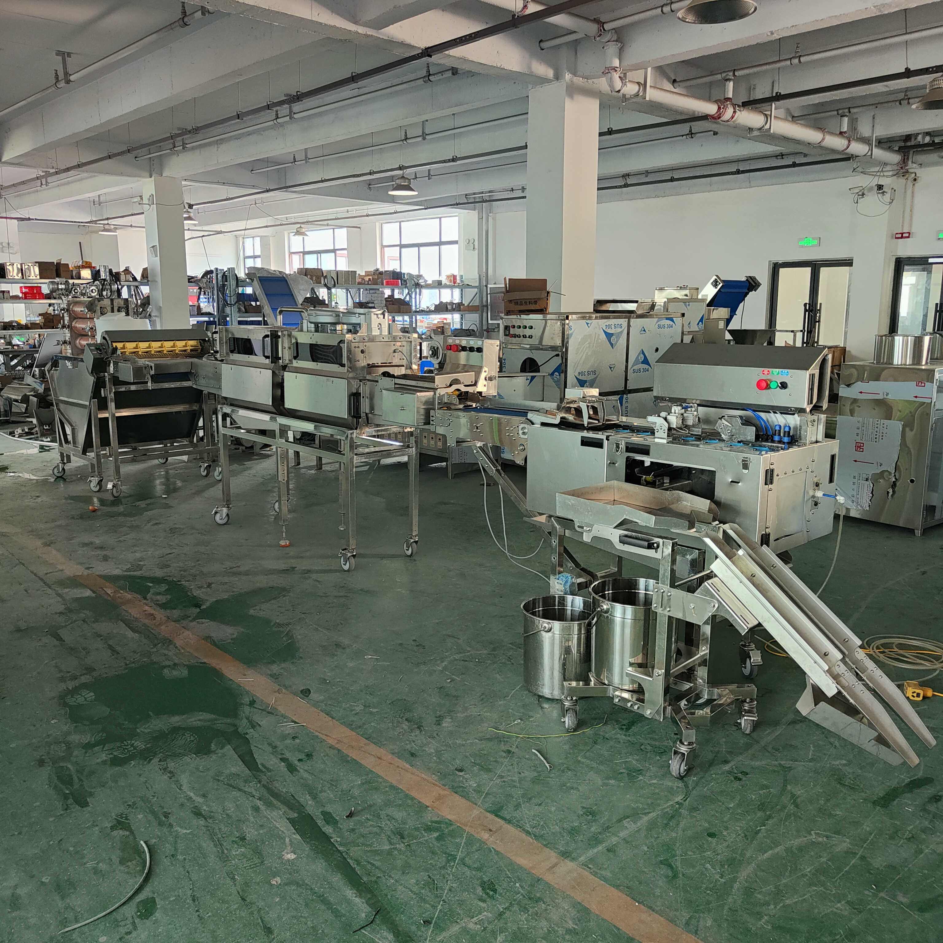 Low Noise Operation Is Suitable For The Factory Multi-Function Egg Knocking Machine Production Line