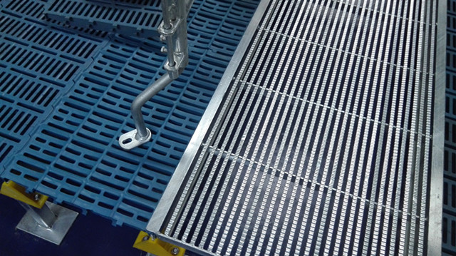 Hot Dip Galvanized Pig Mesh Flooring / Pig Barn Flooring OEM / ODM Available