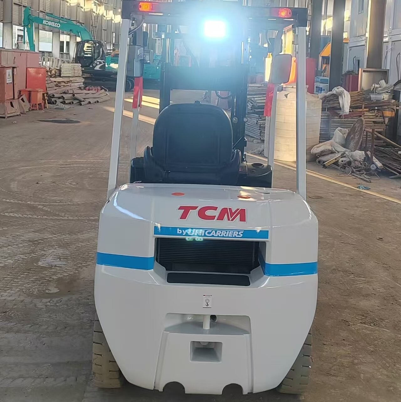 Second Hand TCM 3 Ton Diesel Forklift Lifting Height 4.5 Meters Three Stags White Color