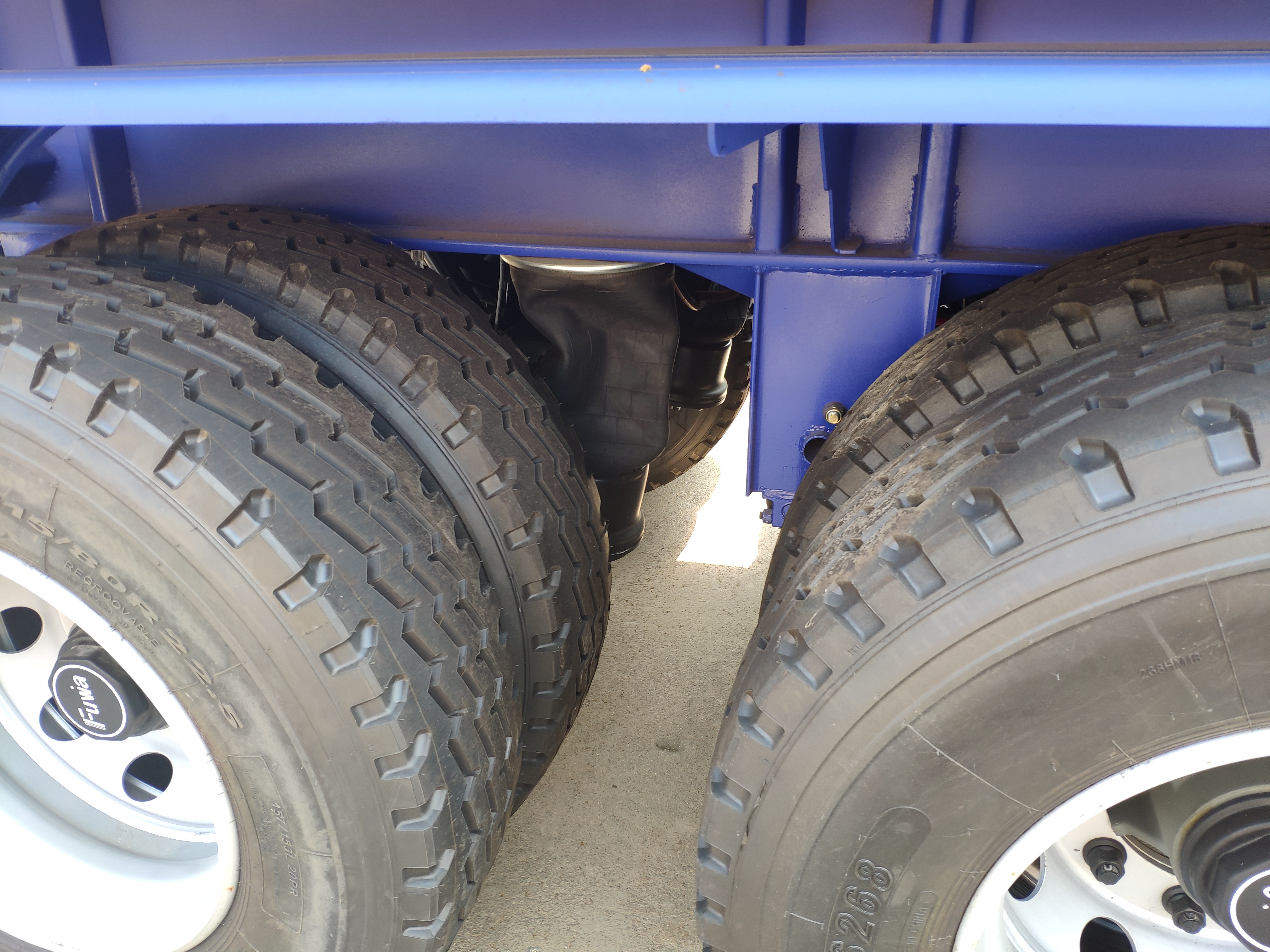 Tipper trailer with airbag suspension