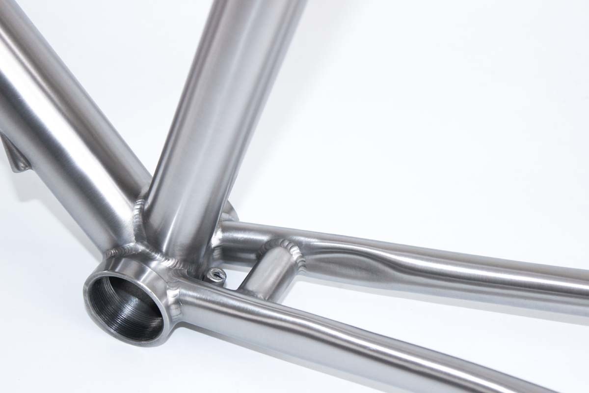 Lightweight Titanium Road Bike Frame 130mm Inner Cable Routing Anti Rust