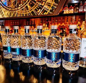 China Transparent Arizona Empty Gin Bottle 25oz Crystal Cork 850G wholesale