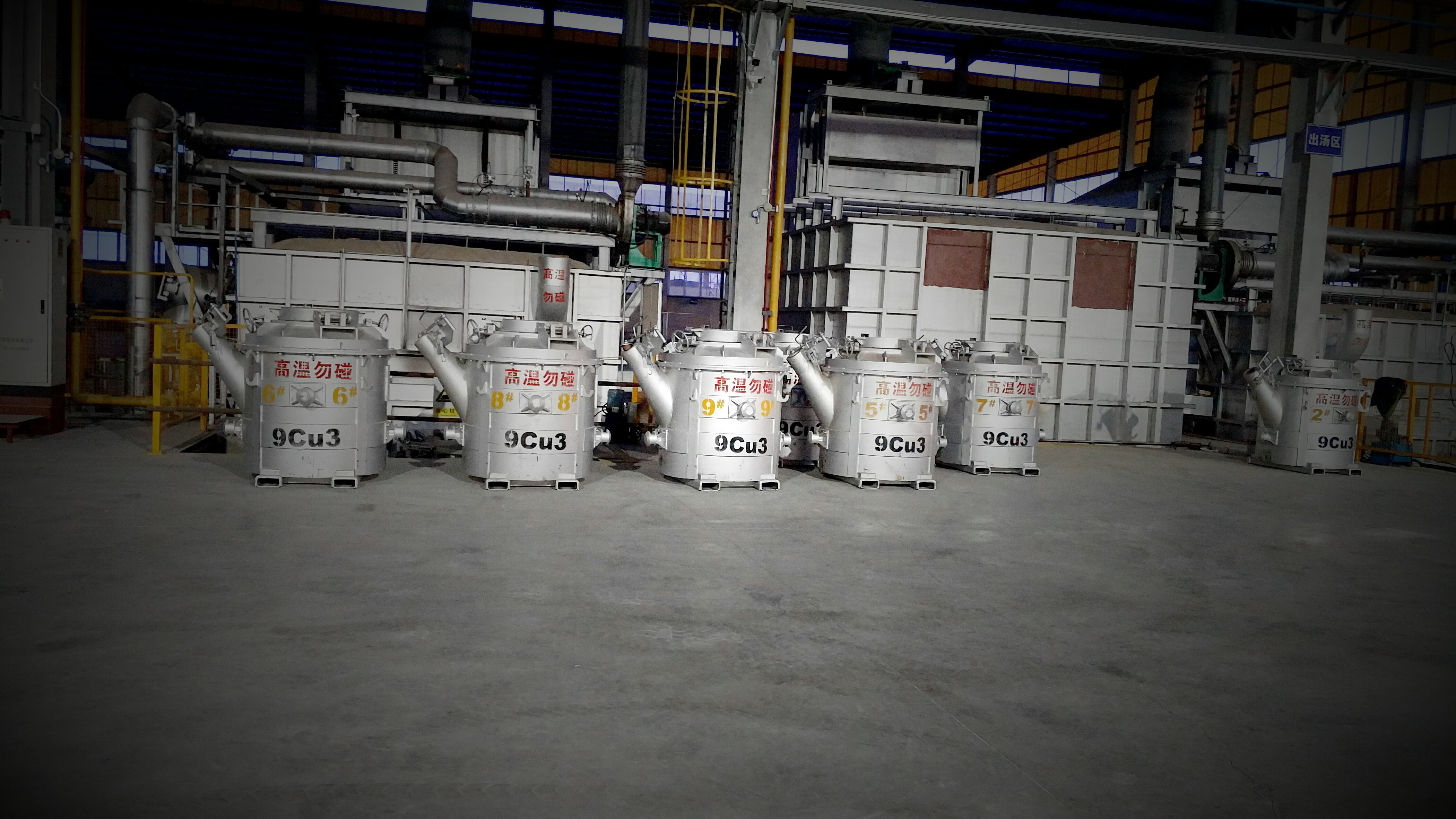 Long Distance Molten Aluminum Transfer Ladles Non Wetting Refactory Long Service Life