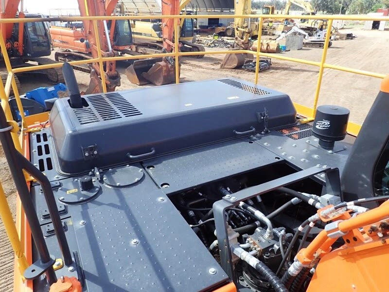 Japan Used Doosan DX300LC Excavator with 2.9TON Operating Weight and Original Cylinder