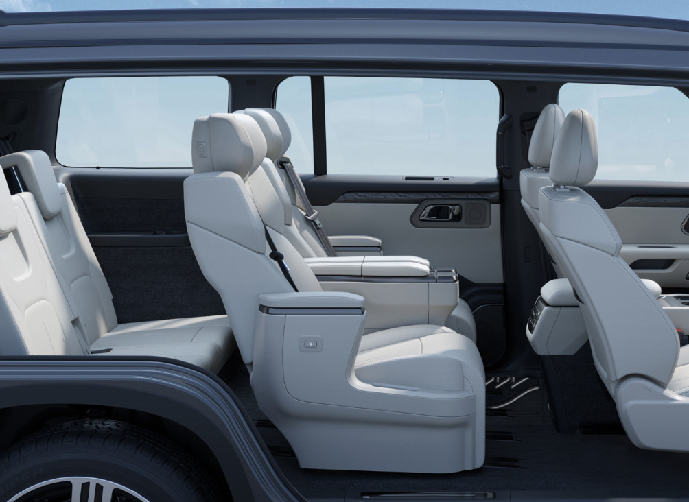 Plug In Extended Range Hybrid Vehicle Automobile Large SUV Four Wheel Drive