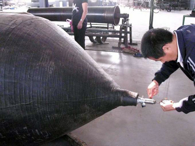 Sunken Vessels Floating Boat Lifting Airbags , Black Boat Recovery Airbags Fill With Air