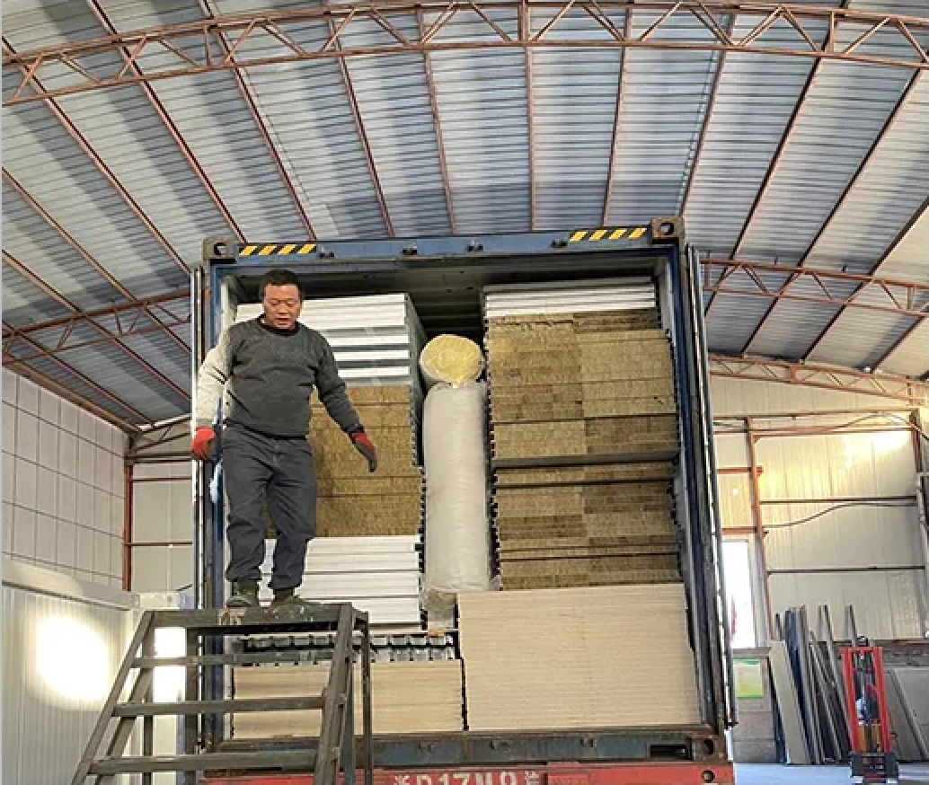 Modern Layout Water Proof Fire Proof Stable 20 40 ft Customized Sandwich Panel Prefab Detachable Container House For Construction Site