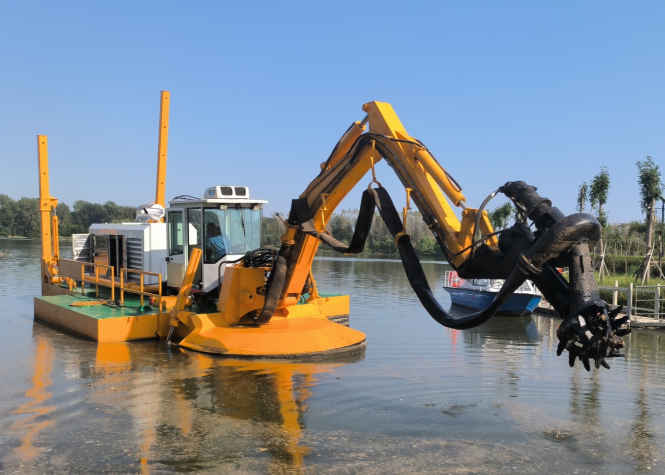 JULONG Amphibious Dredger Equipped With Bucket And Suction Pump 6.5 M Dredging Depth