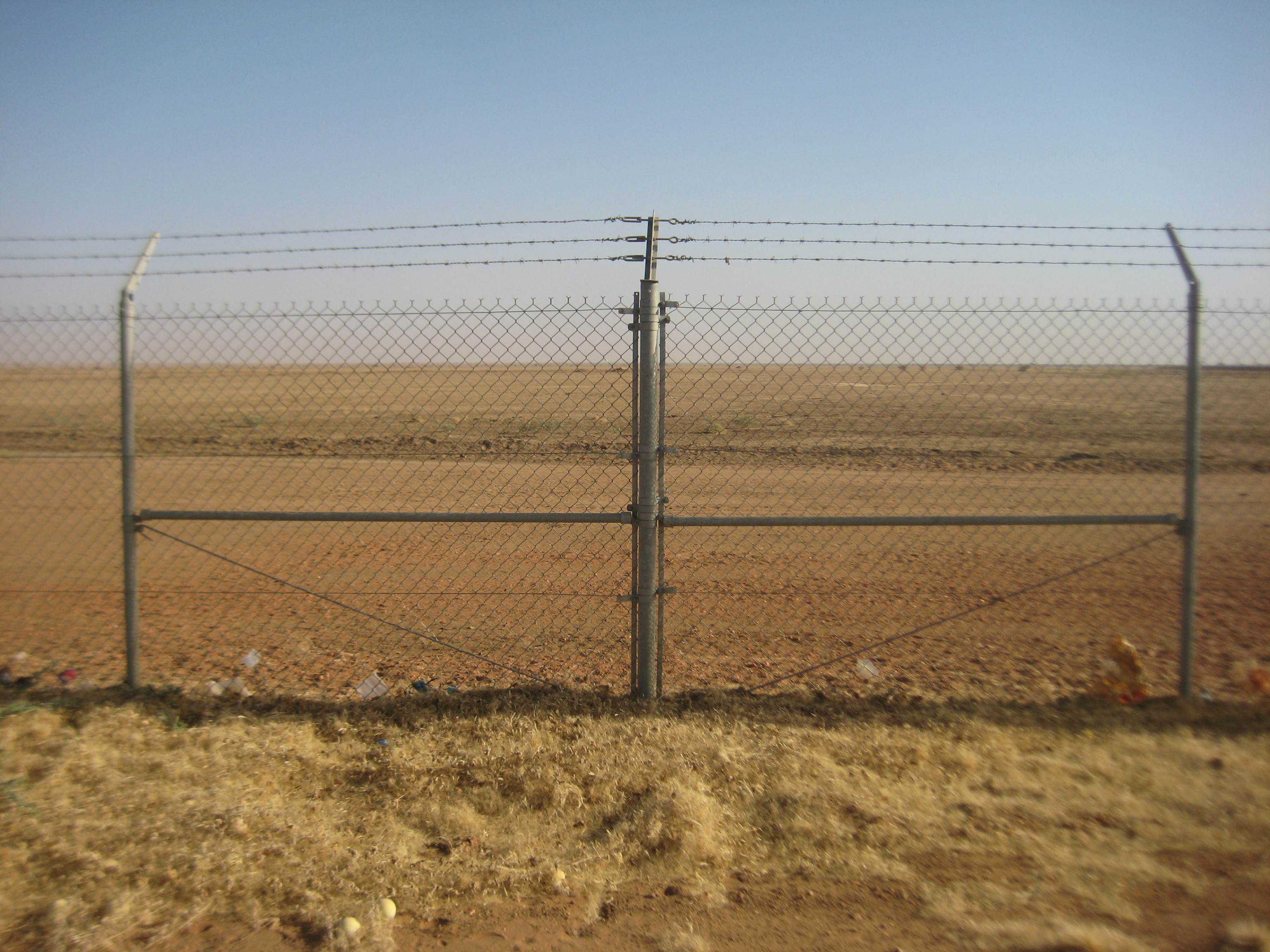 Galvanized Cyclone Wire Mesh/Sports Ground Fence